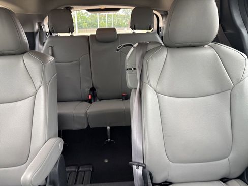 Used 2025 Toyota Sienna XLE FWD image 19