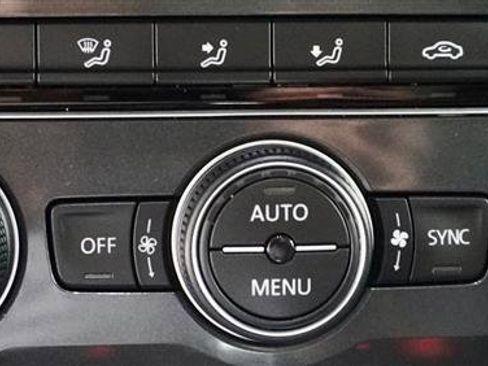 Used 2019 Volkswagen Tiguan SE image 14