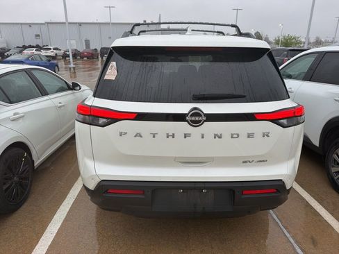 Used 2023 Nissan Pathfinder SV image 5