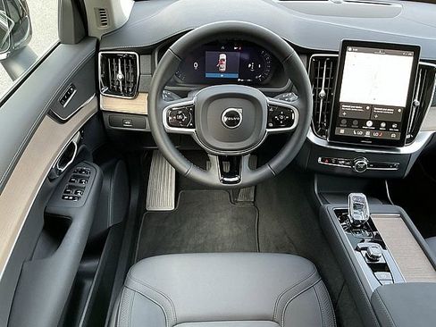 Used 2025 Volvo XC90 B5 Core image 5