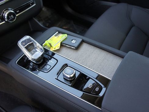 New 2025 Volvo XC90 T8 Plus w/ Protection Package Premier image 12