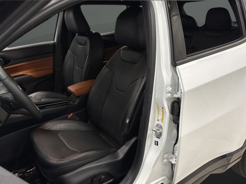 Used 2024 Jeep Compass Limited w/ Elite Group AWD/4WD image 9