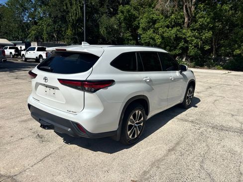 Used 2023 Toyota Highlander XLE AWD/4WD image 7