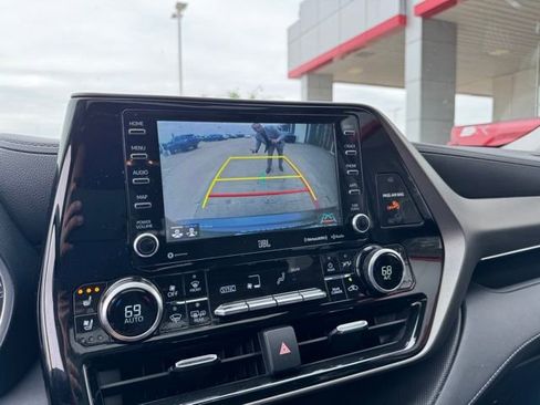 Used 2021 Toyota Highlander Limited image 12