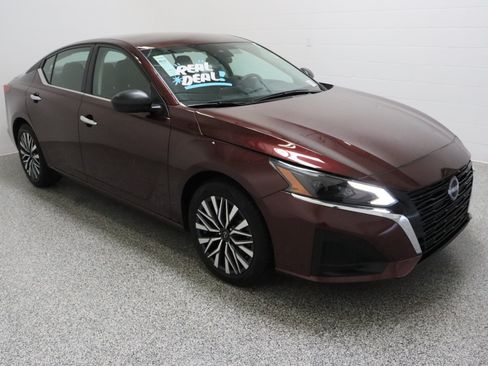 Used 2025 Nissan Altima 2.5 SV FWD image 4