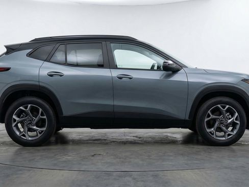 Used 2025 Chevrolet Trax LT w/ LT Convenience Package FWD image 11
