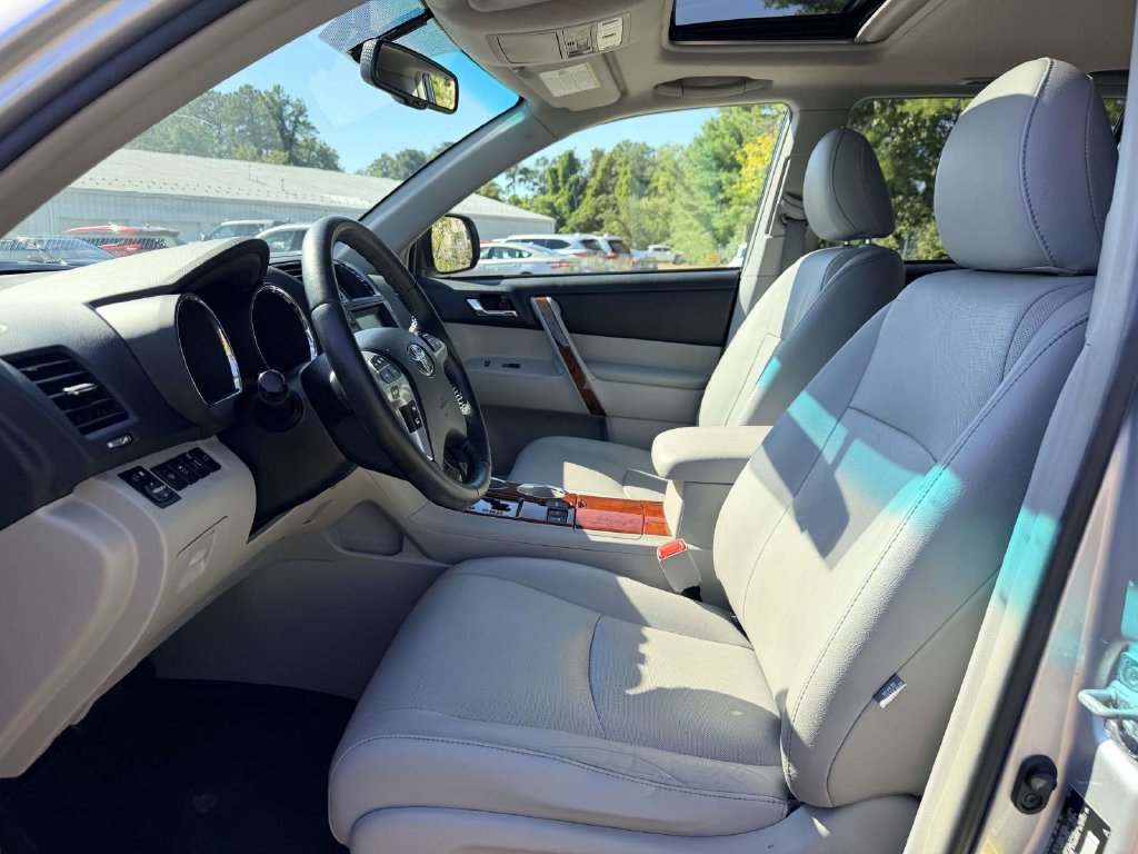 Used 2012 Toyota Highlander Limited w/ Tow Pkg AWD/4WD image 19