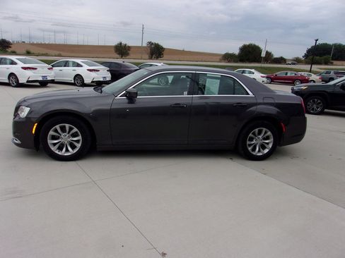 Used 2019 Chrysler 300 Touring image 6