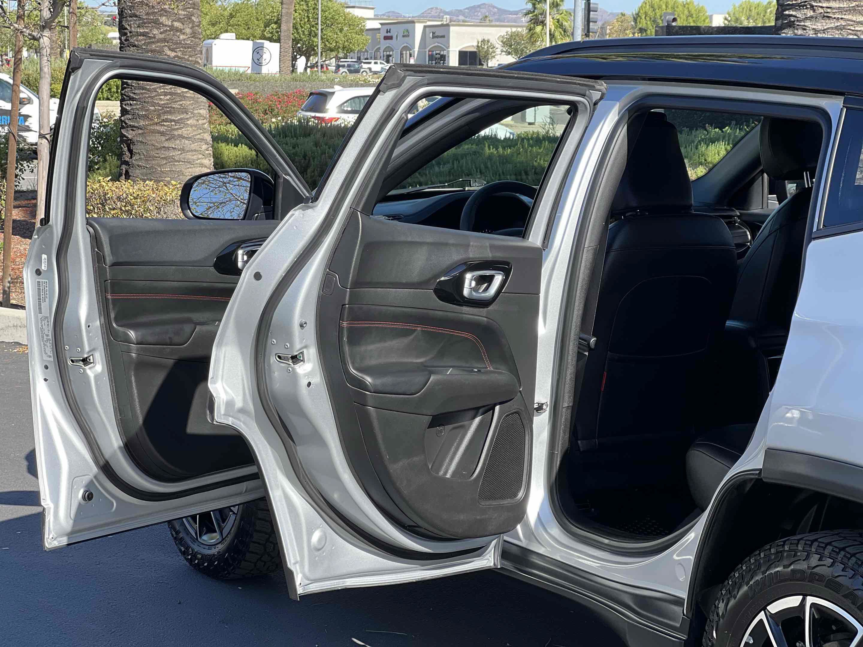 Used 2025 Jeep Compass Trailhawk AWD/4WD image 58