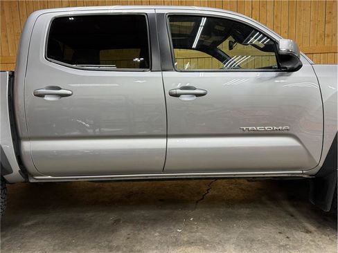 Used 2019 Toyota Tacoma TRD Off-Road w/ TRD Premium Off Road Package AWD/4WD image 5