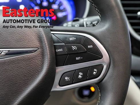 Used 2023 Chrysler Pacifica Touring-L image 16