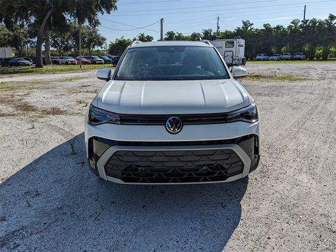 New 2025 Volkswagen Taos SE image 10