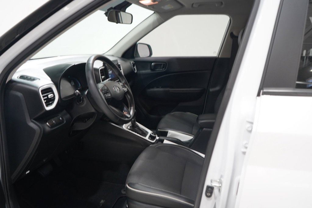 Used 2024 Hyundai Venue Limited FWD image 13