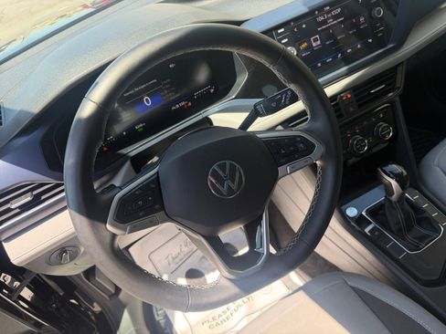 Used 2024 Volkswagen Taos SE w/ Panoramic Sunroof Package FWD image 3