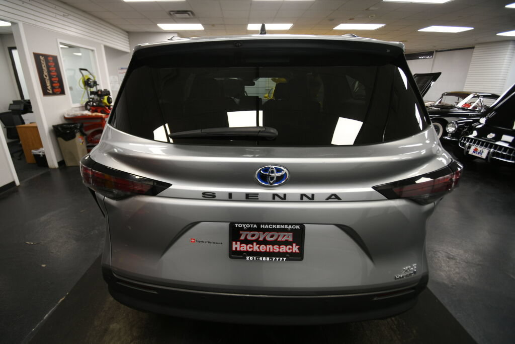 Certified 2024 Toyota Sienna XLE FWD image 6