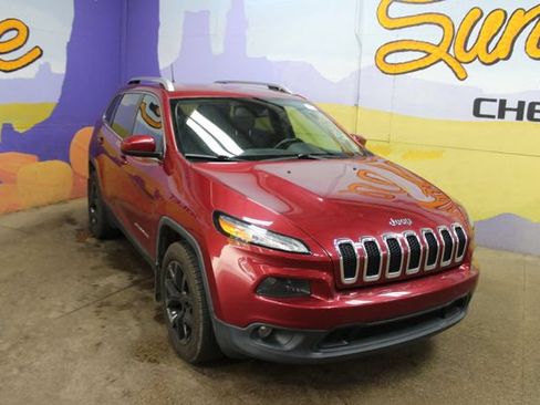 Used 2017 Jeep Cherokee Latitude w/ Cold Weather Group AWD/4WD image 2