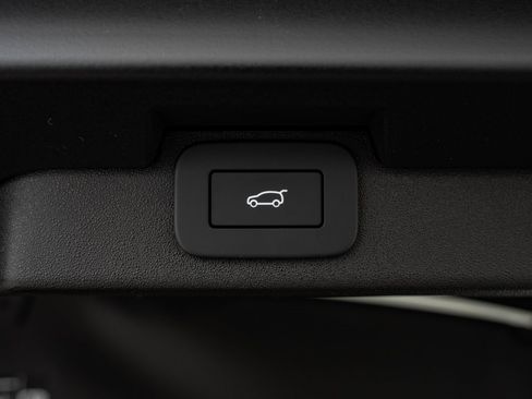 New 2026 Land Rover Discovery S image 23