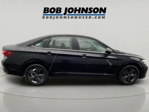 Used 2022 Volkswagen Jetta SE w/ Panoramic Sunroof Package FWD image 2
