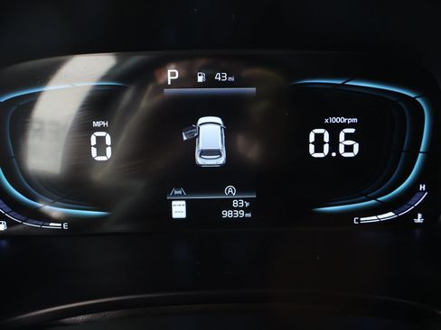 Used 2025 Kia Soul LX w/ LX Technology Package FWD image 4