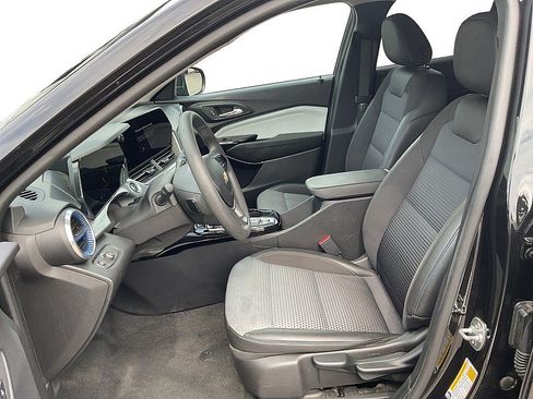 Used 2025 Chevrolet Trax LT FWD image 10