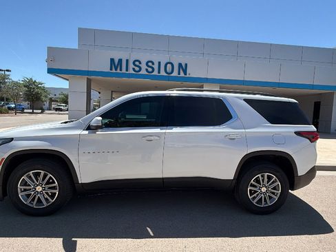 Used 2023 Chevrolet Traverse LT FWD image 2