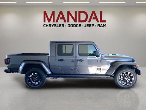 Used 2025 Jeep Gladiator Nighthawk image 5