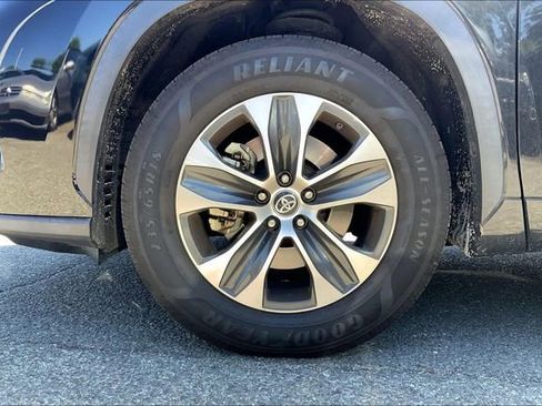 Used 2021 Toyota Highlander XLE FWD image 5
