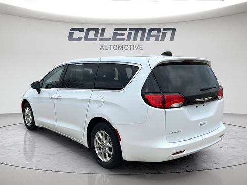 Used 2022 Chrysler Voyager LX FWD image 7