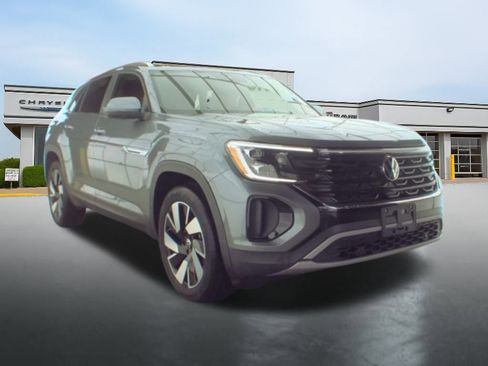 Used 2025 Volkswagen Atlas Cross Sport SE image 3