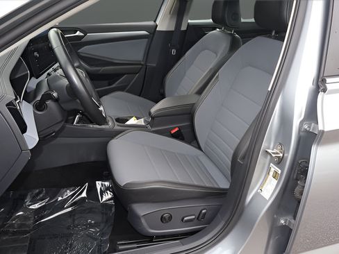 Certified 2025 Volkswagen Jetta SE FWD image 13