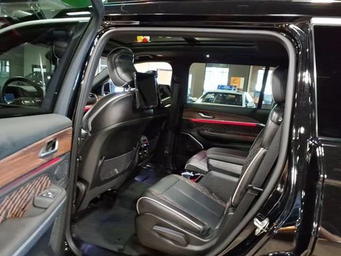 Used 2025 Jeep Grand Cherokee L Summit w/ Rear Seat Video Group I AWD/4WD image 16