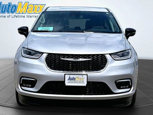 Used 2024 Chrysler Pacifica Touring-L FWD image 2
