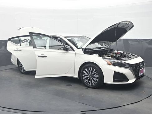 Used 2025 Nissan Altima 2.5 SV FWD image 34