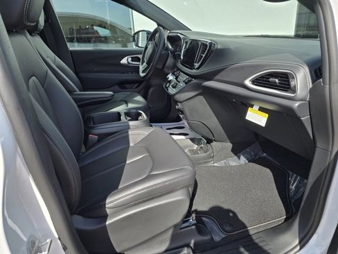 New 2026 Chrysler Pacifica Select image 11