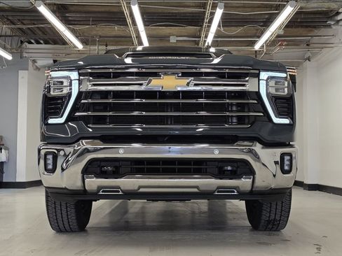Used 2025 Chevrolet Silverado 2500 LTZ w/ LTZ Premium Package AWD/4WD image 3