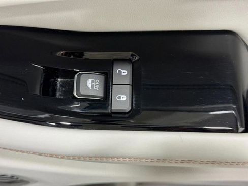 Used 2022 Jeep Grand Cherokee Overland w/ Advanced Protech Group III AWD/4WD image 33