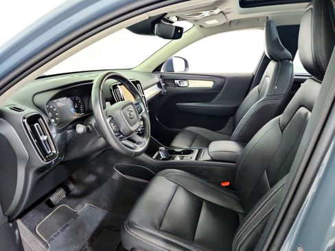 Used 2021 Volvo XC40 T5 Momentum image 8