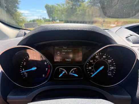 Used 2018 Ford Escape SE w/ Ford Safe & Smart Package FWD image 10