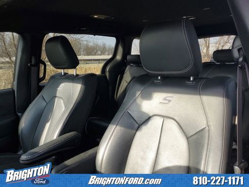 Used 2021 Chrysler Pacifica Touring-L w/ Uconnect Theater Family Group image 10