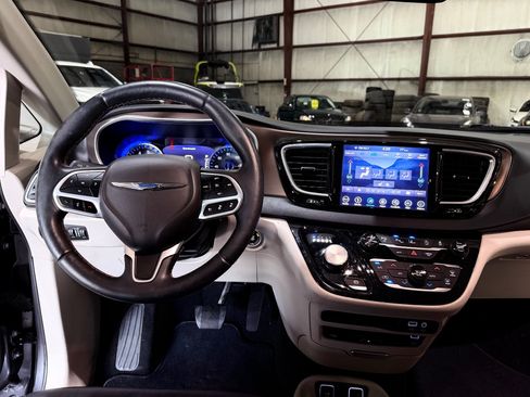 Used 2018 Chrysler Pacifica Touring-L Plus w/ Advanced Safetytec Group FWD image 28