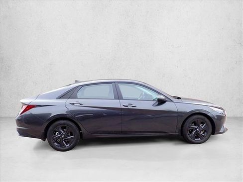 Used 2022 Hyundai Elantra SEL w/ Convenience Package FWD image 4
