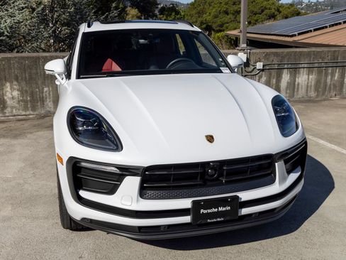 Certified 2025 Porsche Macan AWD/4WD image 16