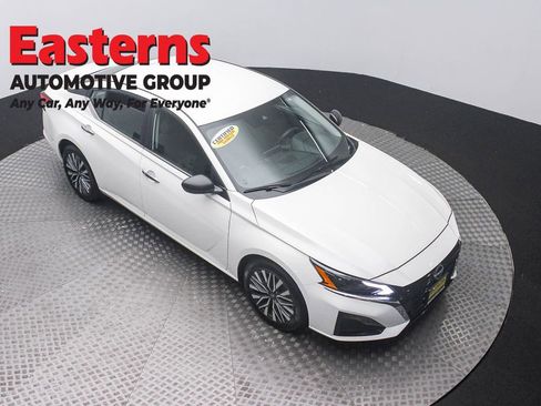 Used 2025 Nissan Altima 2.5 SV FWD image 3