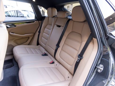 Certified 2023 Porsche Macan AWD/4WD image 52