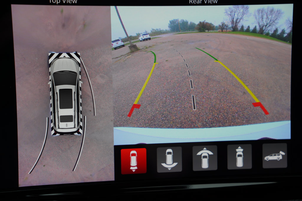 Used 2024 Chrysler Pacifica Limited FWD image 39