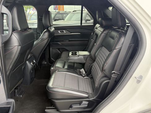 Used 2025 Ford Explorer ST-Line w/ ST-Line Street Pack AWD/4WD image 13