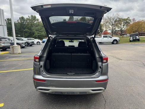 Used 2023 Mitsubishi Outlander SE image 9