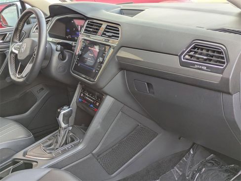 Used 2024 Volkswagen Tiguan SE image 31