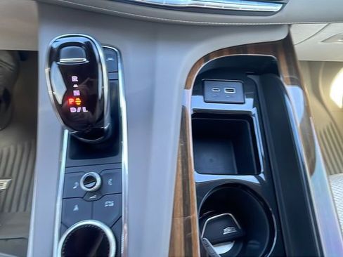 Used 2024 Cadillac Escalade ESV Premium Luxury Platinum image 28