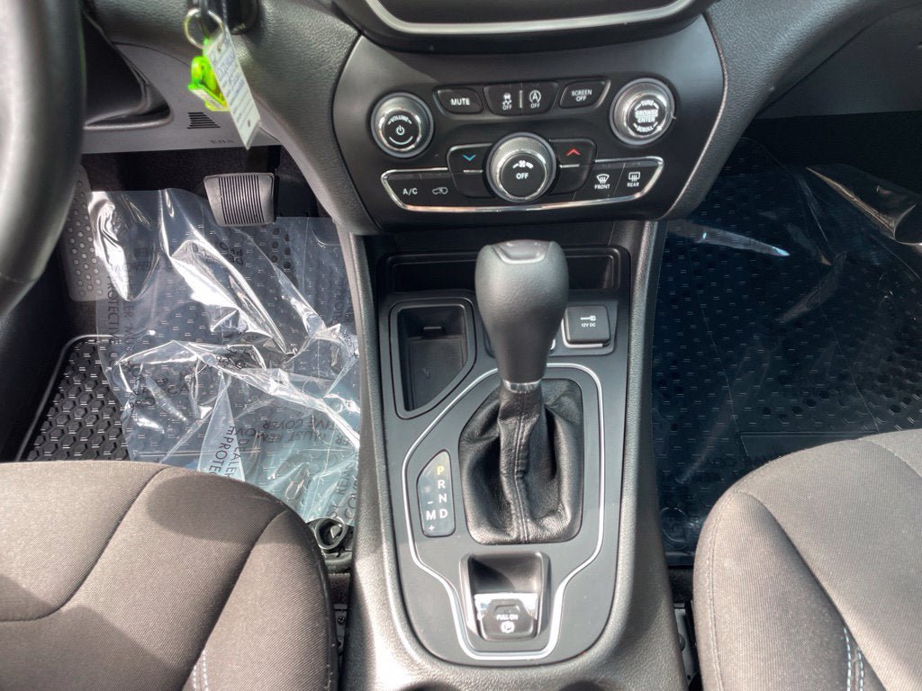 Used 2019 Jeep Cherokee Latitude w/ Cold Weather Group FWD image 19